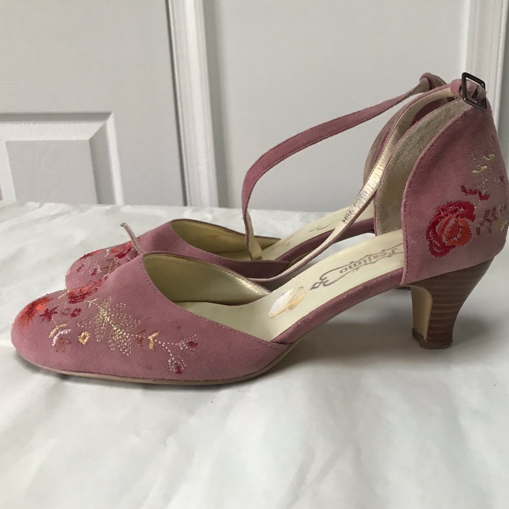 Embroidered shoe in pink